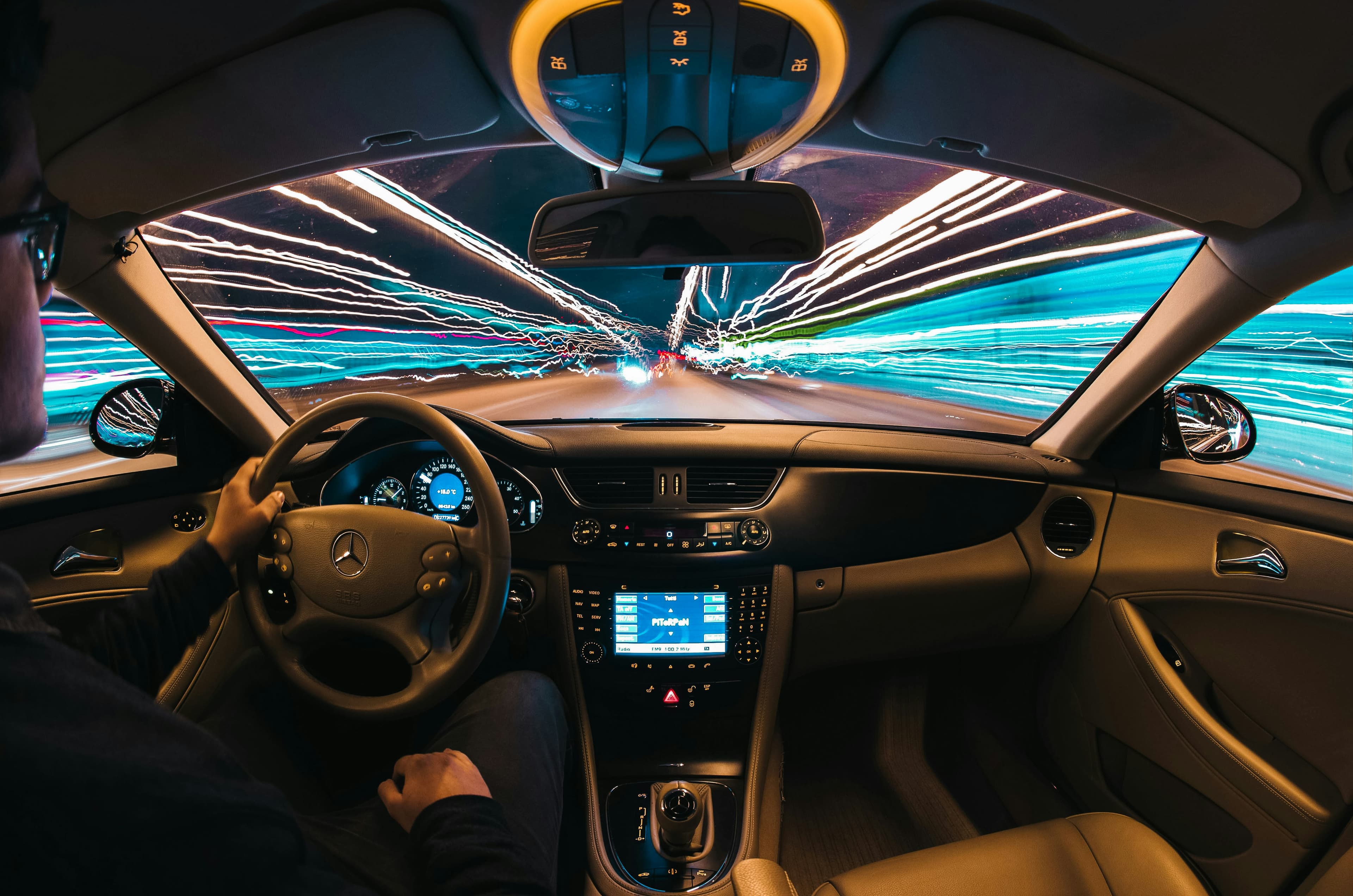 Cockpit eines Autos bei Nacht